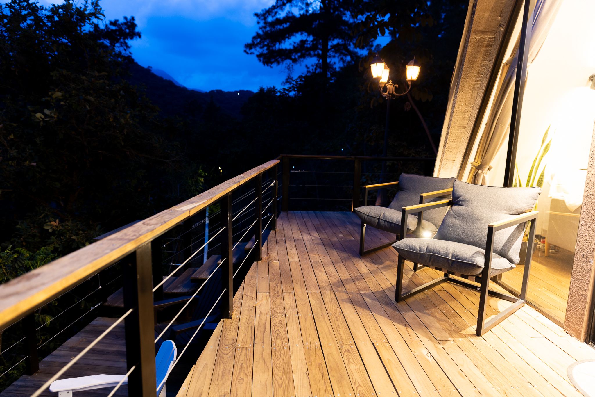 Sillones en el deck superior al anochecer
